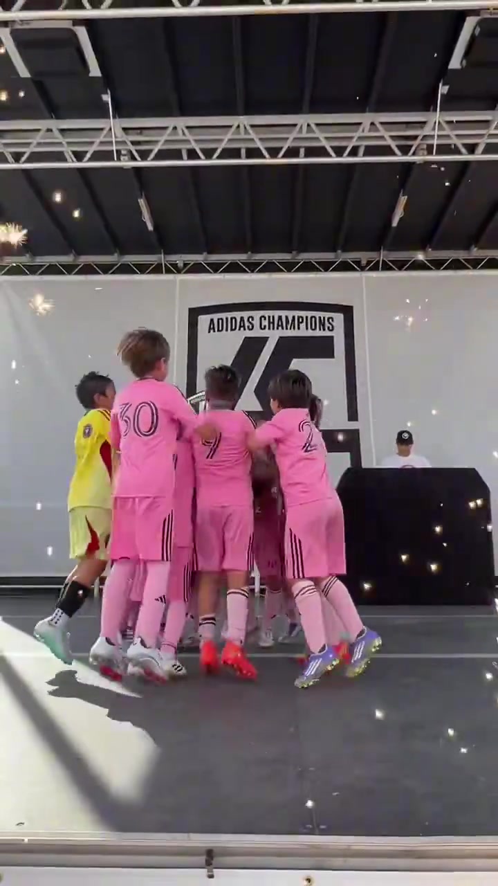 STAR SPORTS下载-故人之姿原来是故人之子！梅西小儿子西罗捧起冠军奖杯！