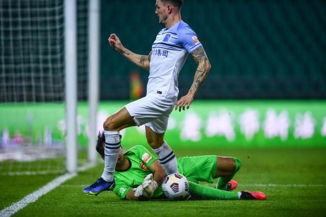 星空体育中国-【中超】王秋明远射卡尔多纳吊射 河北队1比1广州城