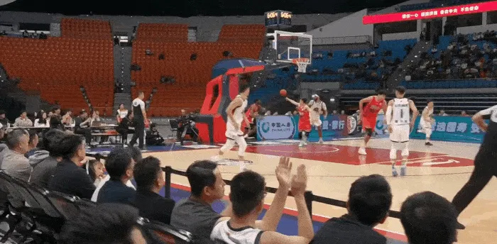 星空体育官网-黄油手？郭艾伦接底线发球失误，被琼斯直接断下